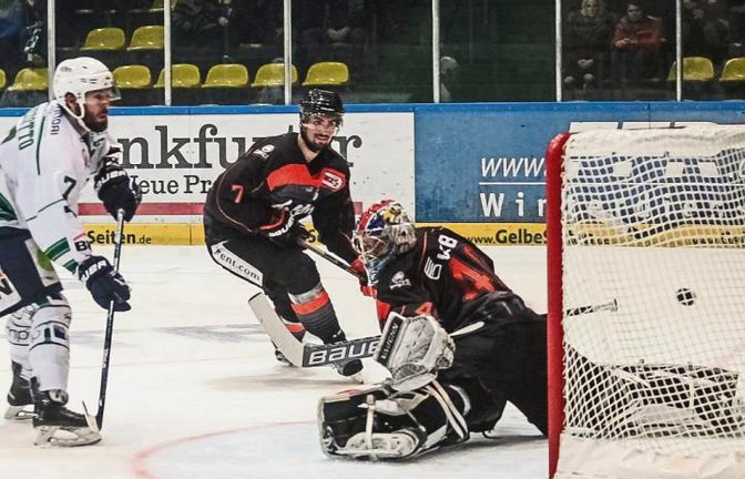 Beim 3:0 von Jason Pinizzotto hat Philip Lehr mit dem Schoner das Tor verschoben.    Foto: Simecek