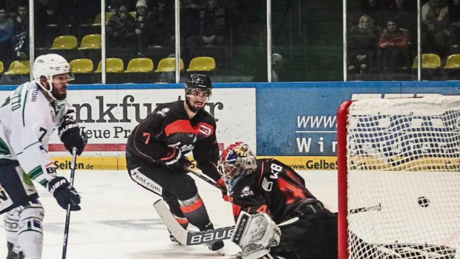 Beim 3:0 von Jason Pinizzotto hat Philip Lehr mit dem Schoner das Tor verschoben.    Foto: Simecek