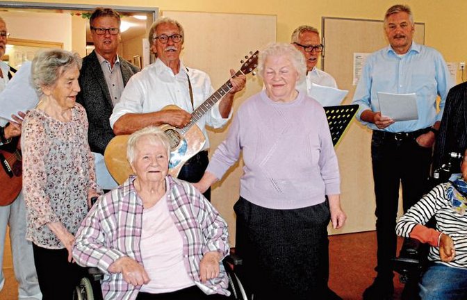 Der Rotary Club Mühlacker-Enzkreis sorgt für gute Laune im St. Clara in Illingen. Foto: Stahlfeld