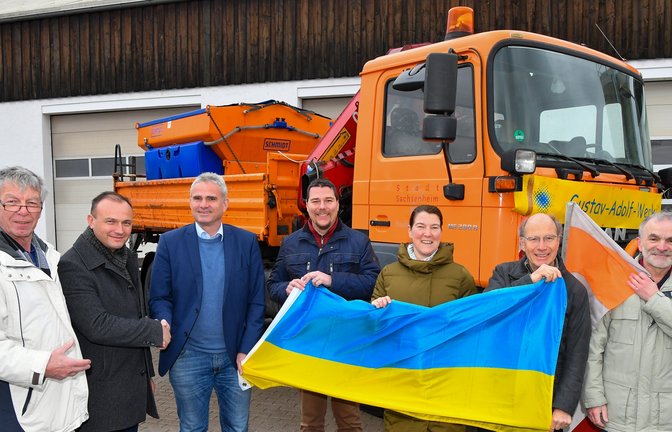 Fahrzeugübergabe (von links) GAW-Projektleiter Ulrich Hirsch, Pfarrer Péter Szeghljánik, Bürgermeister Holger Albrich, GAW-Geschäftsführer Michael Pross, Bauhofleiterin Nicole Toussaint-Prella sowie die GAW-Helfer Dieter Baum und Ulrich Wild. <span class='image-autor'>Foto: p</span>