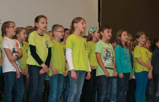 Nussdorfer Schüler singen für die Senioren „Der Herbst ist da“.