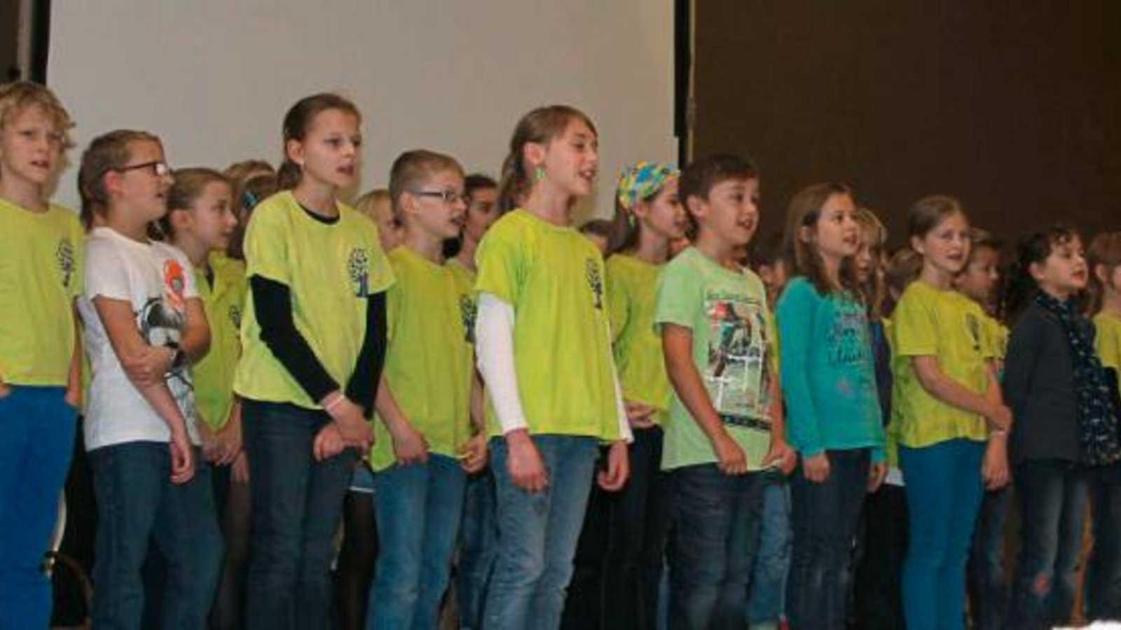Nussdorfer Schüler singen für die Senioren „Der Herbst ist da“. Nussdorfer Schüler singen für die Senioren „Der Herbst ist da“.