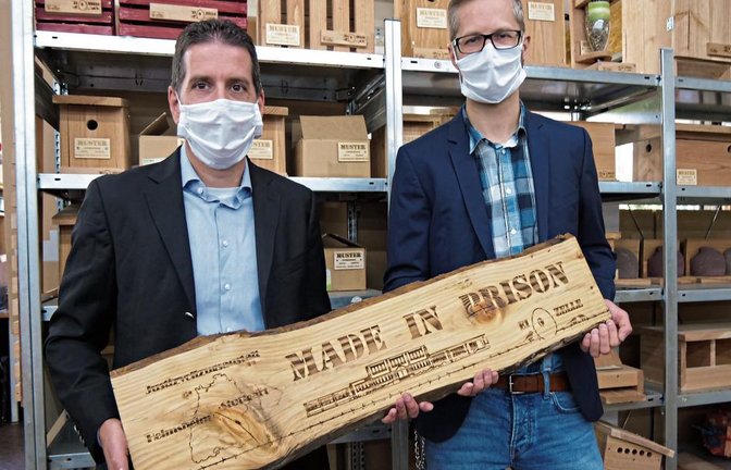 Made in prison: Für Frank Jansen und Lars Klapper (von links) ist es Slogan und Verpflichtung zugleich. In baden-württembergischen Gefängnissen gilt die Arbeitspflicht. Fotos: Friedrich