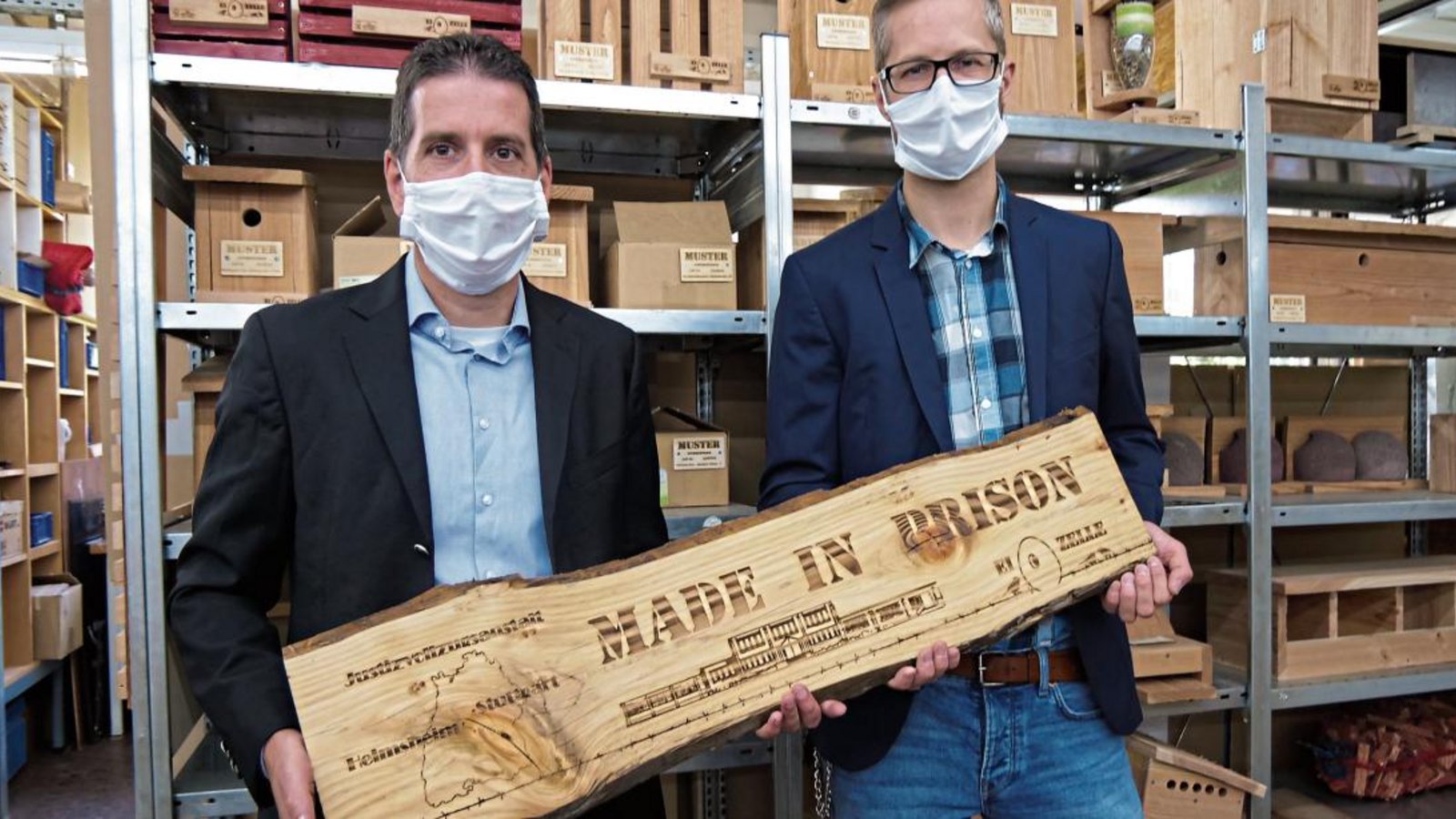 Made in prison: Für Frank Jansen und Lars Klapper (von links) ist es Slogan und Verpflichtung zugleich. In baden-württembergischen Gefängnissen gilt die Arbeitspflicht. Fotos: Friedrich