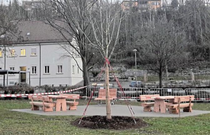 Ein Grund für Vorfreude: Sitzgruppen aus Lärchenholz und eine Liegebank hat der Vaihinger Bauhof kürzlich am Auricher Bolzplatz aufgebaut. Hier soll der Kreuzbach erlebbarer werden. Sobald die Aussaat richtig angewachsen ist, darf man dort auch sitzen. Eine Silberlinde sorgt zukünftig für Schatten.  Foto: Rücker