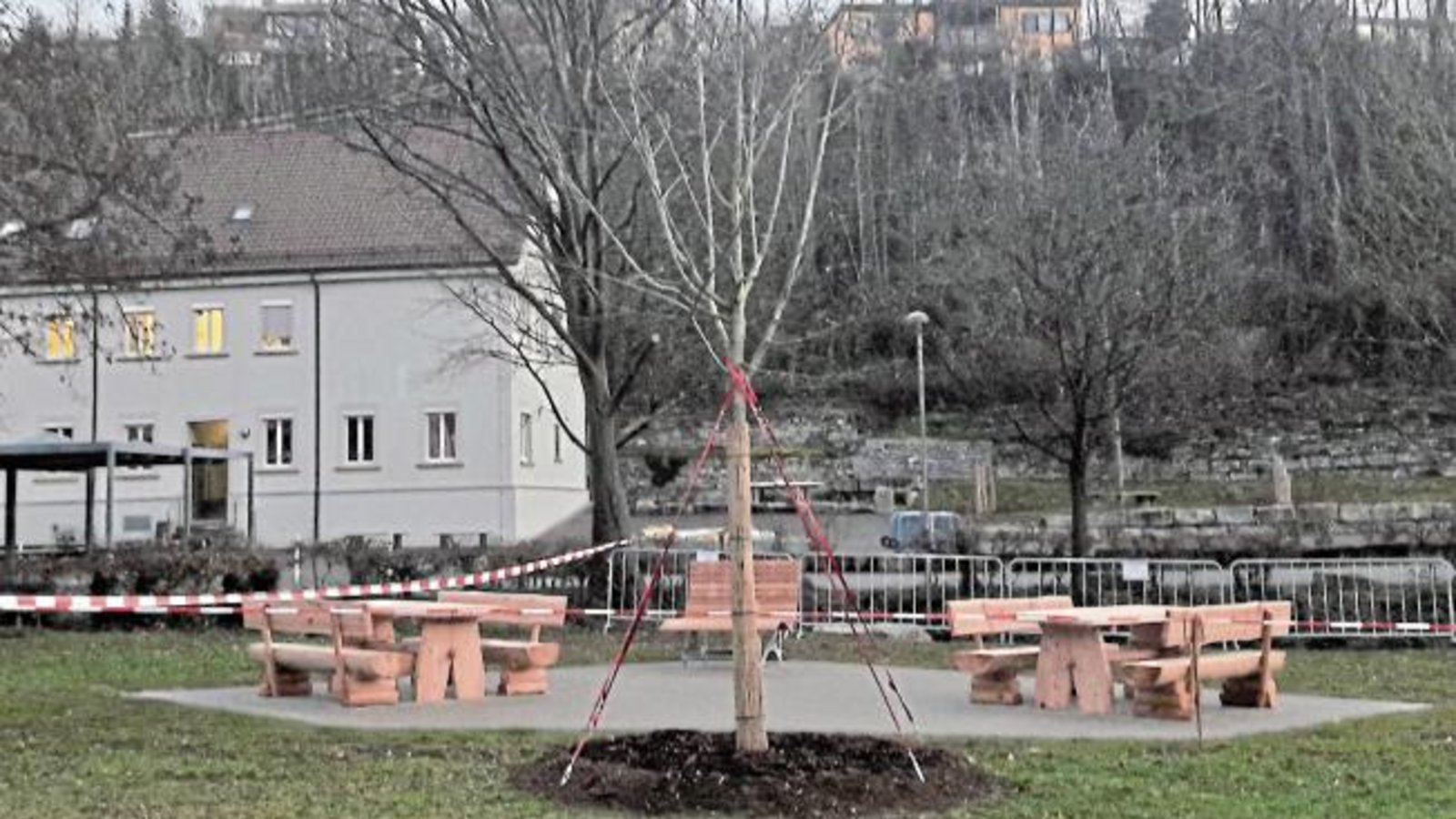 Ein Grund für Vorfreude: Sitzgruppen aus Lärchenholz und eine Liegebank hat der Vaihinger Bauhof kürzlich am Auricher Bolzplatz aufgebaut. Hier soll der Kreuzbach erlebbarer werden. Sobald die Aussaat richtig angewachsen ist, darf man dort auch sitzen. Eine Silberlinde sorgt zukünftig für Schatten.  Foto: Rücker