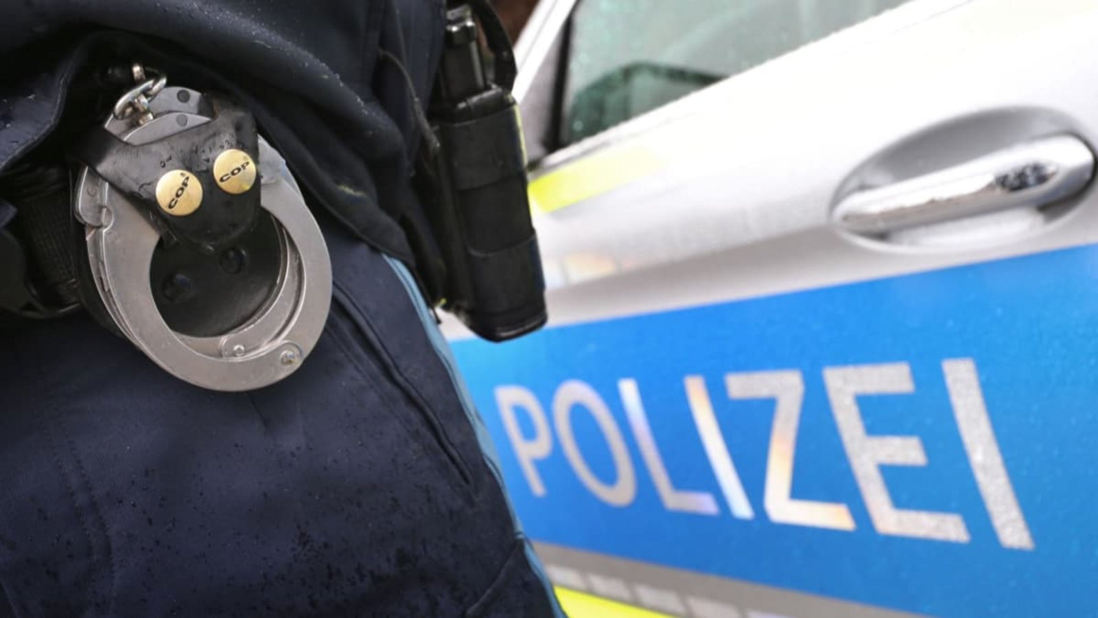 Die betrunkene Frau leistete Widerstand und musste in Gewahrsam genommen werden.Karl-Josef Hildenbrand/dpa