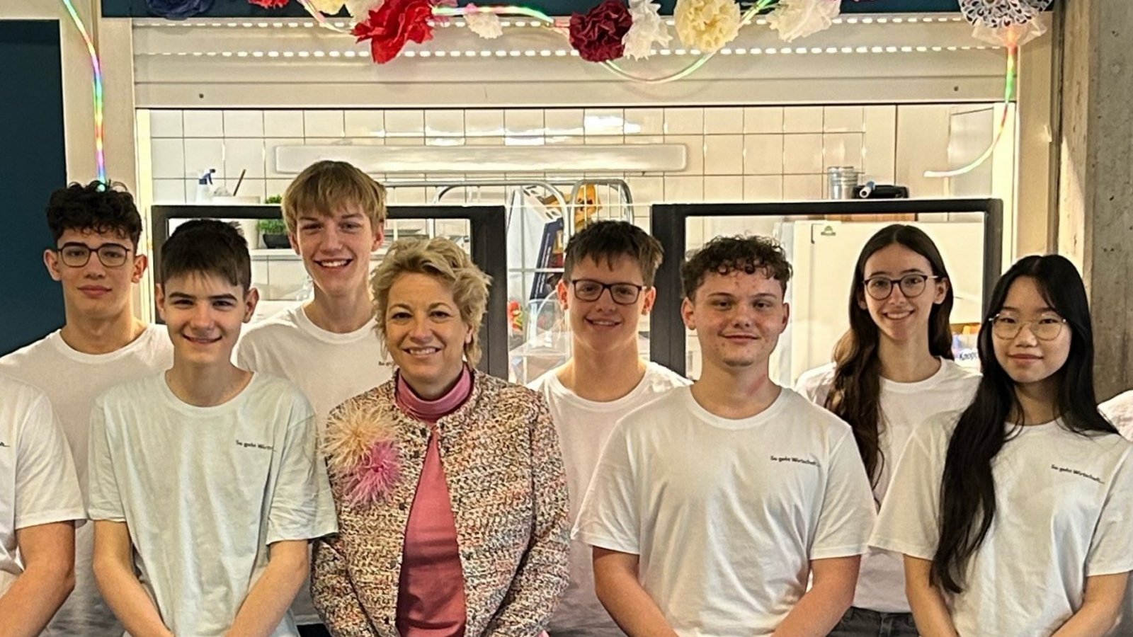 Stolz auf ihr erfolgreiches Geschäftsjahr: der Wirtschafts-Leistungskurs des Friedrich-Abel-Gymnasiums vor dem „PausnPeter“. Foto: p Stolz auf ihr erfolgreiches Geschäftsjahr: der Wirtschafts-Leistungskurs des Friedrich-Abel-Gymnasiums vor dem „PausnPeter“. Foto: p