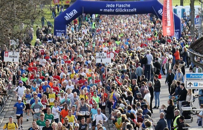 Der Massenstart zum Silvesterlauf erfolgt pünktlich um 14 Uhr unterm Viadukt. <span class='image-autor'>Foto: Küppers</span>