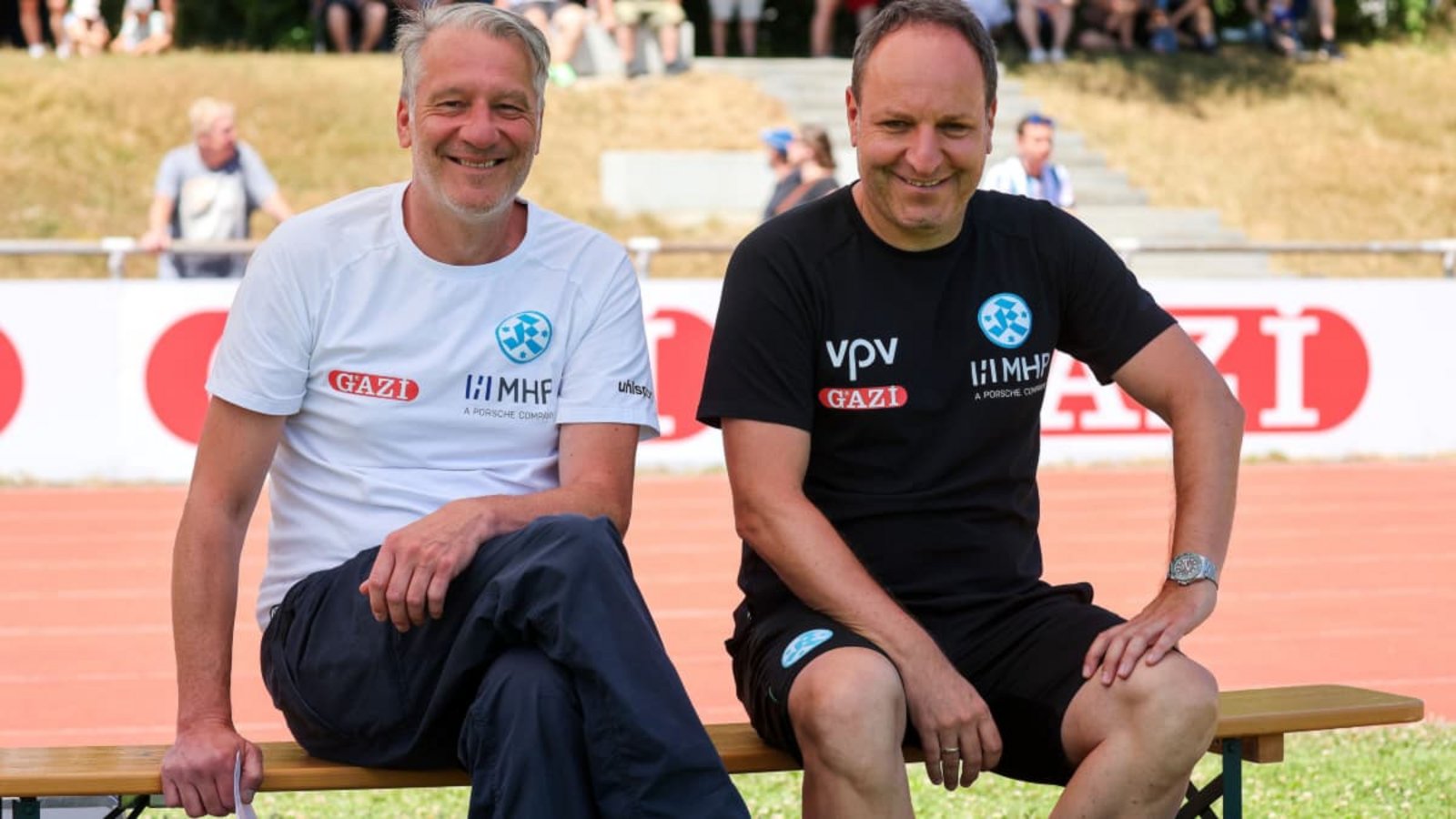 Lutz Siebrecht (Geschäftsführer Sport) und Trainer Holger Bachthaler (re.) blicken dem Härtetest der Stuttgarter Kickers gegen Drittligist SSV Jahn Regensburg optimistisch entgegen.Alexander Keppler Lutz Siebrecht (Geschäftsführer Sport) und Trainer Holger Bachthaler (re.) blicken dem Härtetest der Stuttgarter Kickers gegen Drittligist SSV Jahn Regensburg optimistisch entgegen.Alexander Keppler