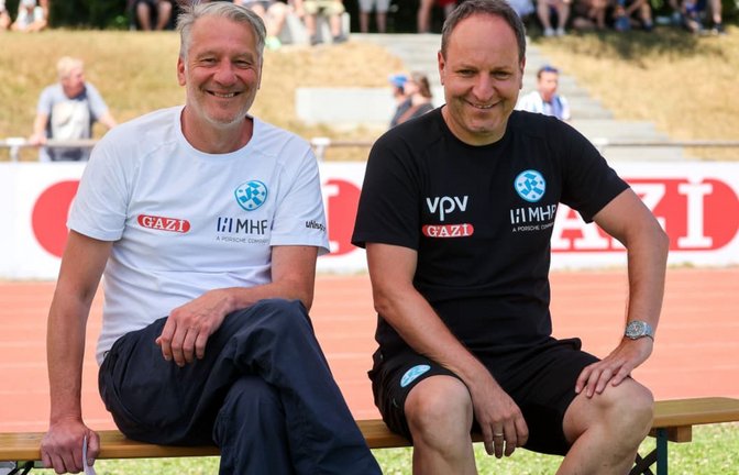 Lutz Siebrecht (Geschäftsführer Sport) und&nbsp; Trainer Holger Bachthaler (re.) blicken dem Härtetest der Stuttgarter Kickers gegen Drittligist SSV Jahn Regensburg optimistisch entgegen.<span class='image-autor'>Alexander Keppler</span>