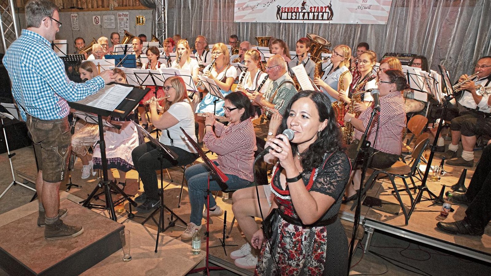 Silvia Schadt sang beim Unterhaltungsprogramm des Musikvereins Illingen.  Foto: Fotomoment