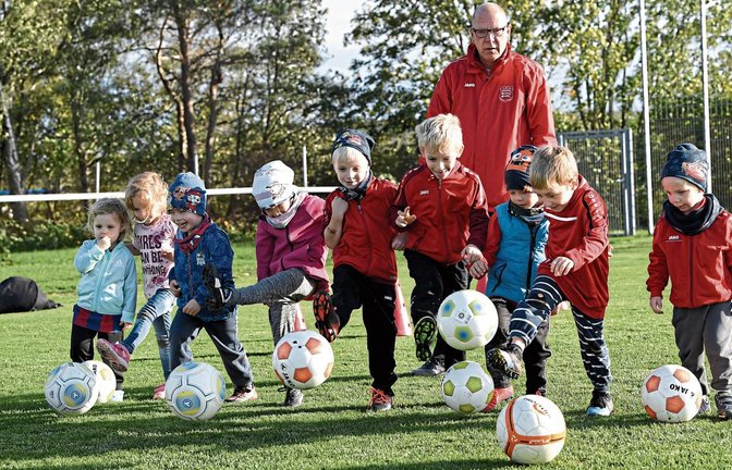 Trainer Uwe Prohaska (hinten) mit den jüngsten Nachwuchsfußballern des TSV Großglattbach. Foto: Leitner