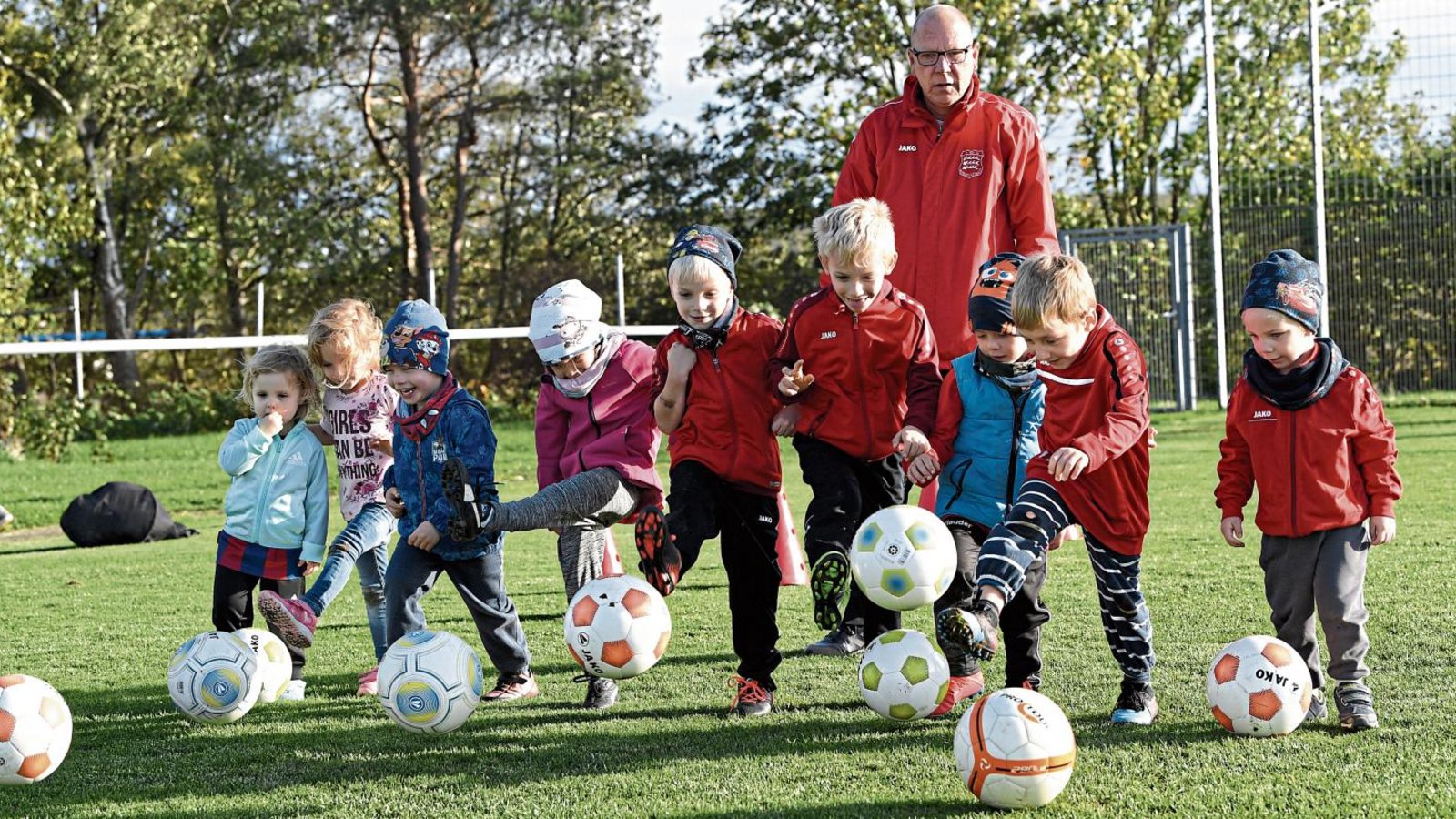 Trainer Uwe Prohaska (hinten) mit den jüngsten Nachwuchsfußballern des TSV Großglattbach. Foto: Leitner Trainer Uwe Prohaska (hinten) mit den jüngsten Nachwuchsfußballern des TSV Großglattbach. Foto: Leitner