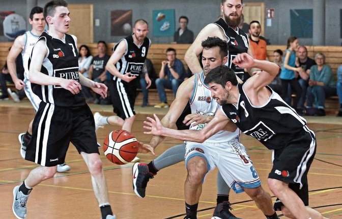 Christian Pichl inmitten einer Remsecker Übermacht – am Ende gewinnt die BSG. Foto: Küppers