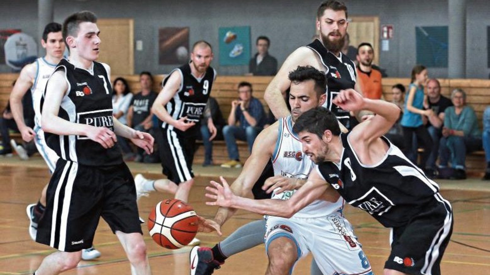 Christian Pichl inmitten einer Remsecker Übermacht – am Ende gewinnt die BSG. Foto: Küppers Christian Pichl inmitten einer Remsecker Übermacht – am Ende gewinnt die BSG. Foto: Küppers