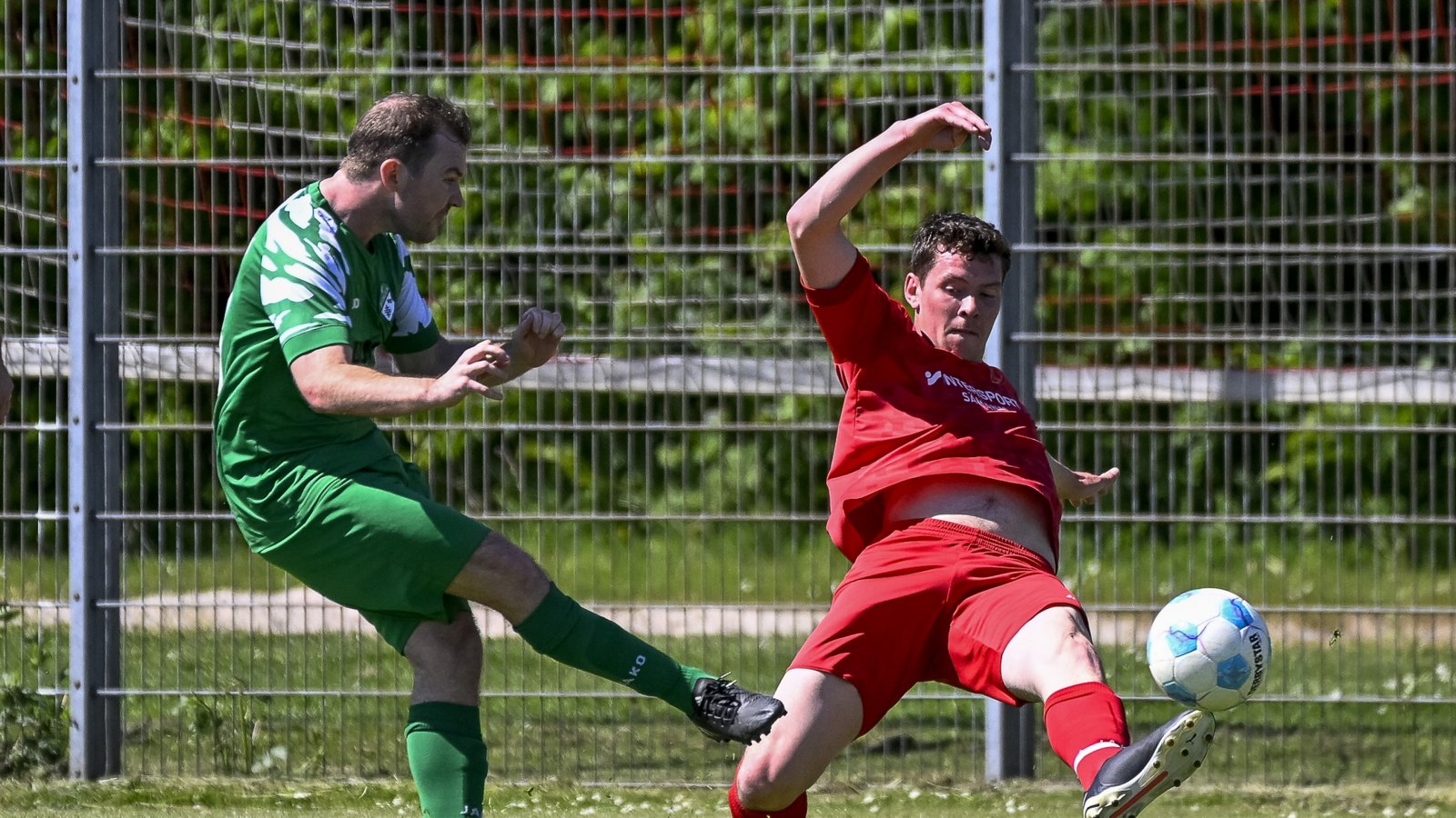 Der Großglattbacher Patrick Beisser (rechts) wirft sich in den Schuss von Alexander Gauggel und schießt später selbst ein Tor zum zwischenzeitlichen 2:2. Foto: Leitner Der Großglattbacher Patrick Beisser (rechts) wirft sich in den Schuss von Alexander Gauggel und schießt später selbst ein Tor zum zwischenzeitlichen 2:2. Foto: Leitner