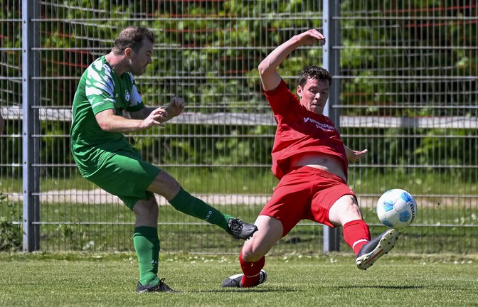 Der Großglattbacher Patrick Beisser (rechts) wirft sich in den Schuss von Alexander Gauggel und schießt später selbst ein Tor zum zwischenzeitlichen 2:2. <span class='image-autor'>Foto: Leitner</span>