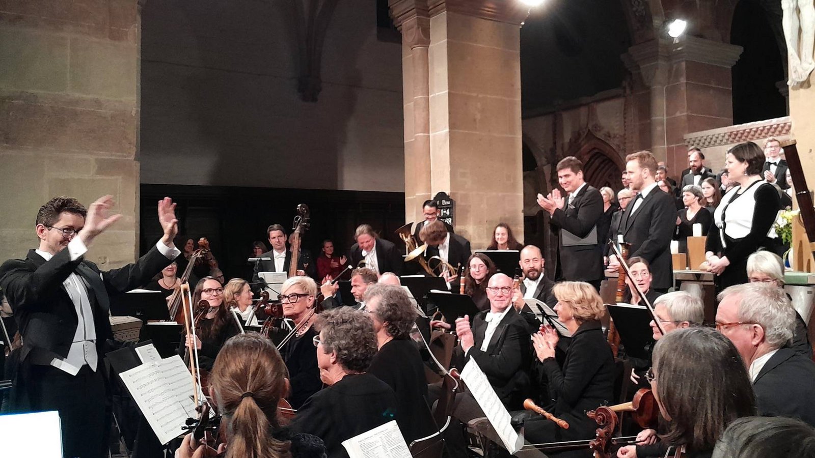 Chor und Orchester und Solisten harmonieren beim letzten Konzert der Saison. Foto: Filitz