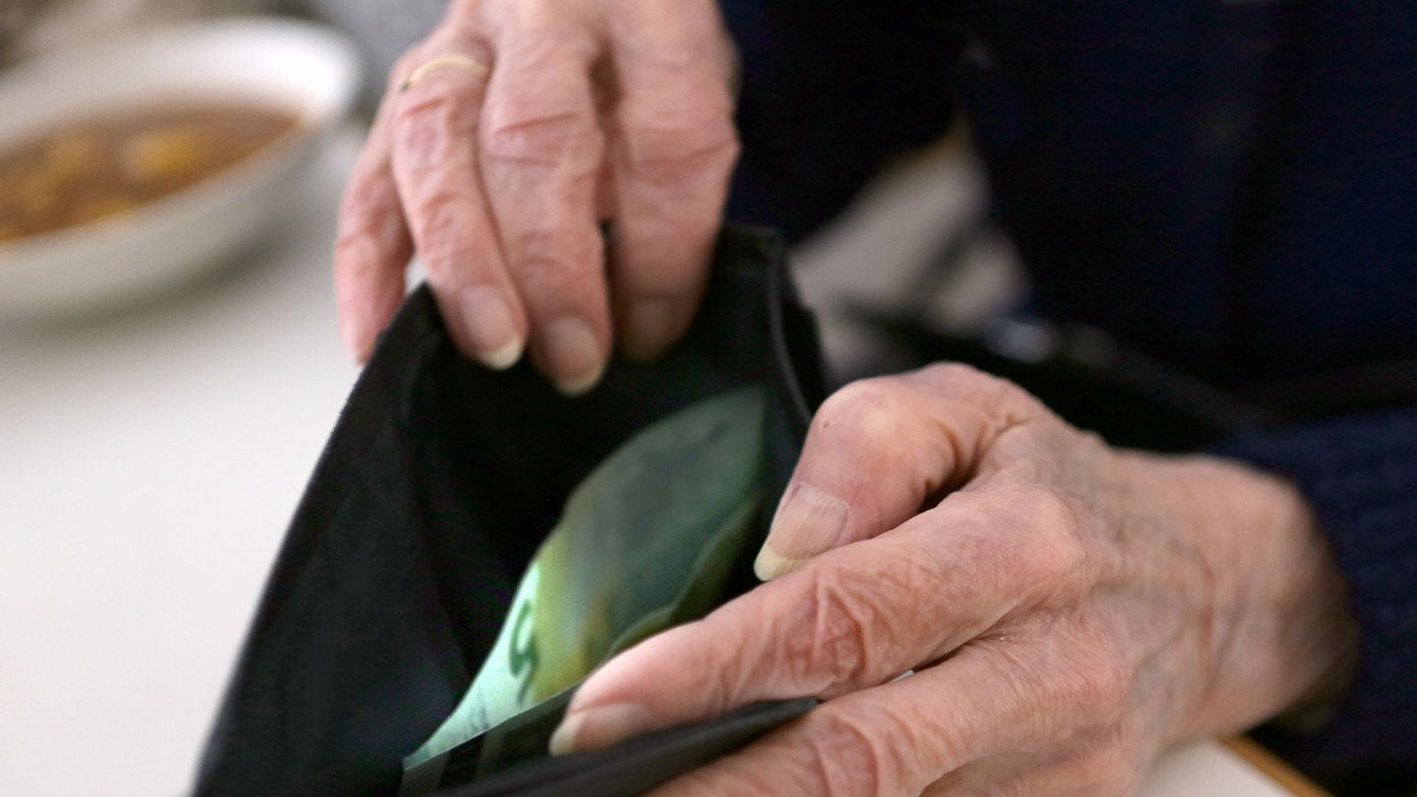 Eine ältere Frau öffnet ihr Portemonnaie. Frauen kommen nach 45 Versicherungsjahren auf eine Rente von durchschnittlich 1323 Euro pro Monat.Foto: Stephanie Pilick/dpa/Stephanie Pilick Eine ältere Frau öffnet ihr Portemonnaie. Frauen kommen nach 45 Versicherungsjahren auf eine Rente von durchschnittlich 1323 Euro pro Monat.Foto: Stephanie Pilick/dpa/Stephanie Pilick