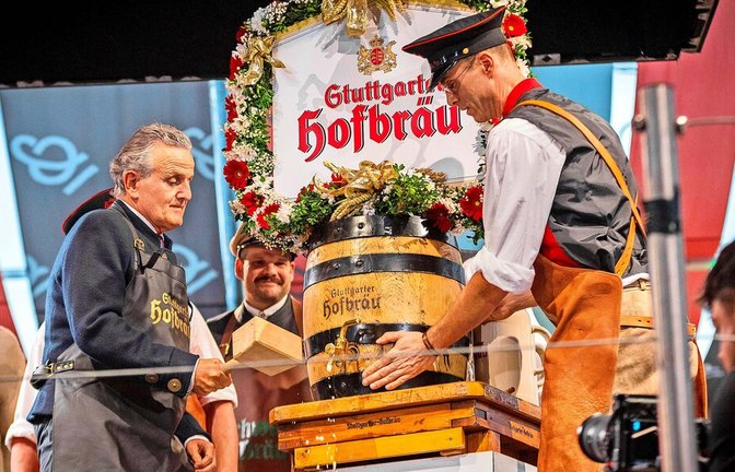 Die Gäste im Bierzelt warten sehnsüchtig auf den Fassanstich des Stuttgarter Oberbürgermeisters Frank Nopper. Nun fließt das Bier wieder. Die Gäste im Bierzelt warten sehnsüchtig auf den Fassanstich des Stuttgarter Oberbürgermeisters Frank Nopper. Nun fließt das Bier wieder.<span class='image-autor'>Foto: &nbsp;</span>