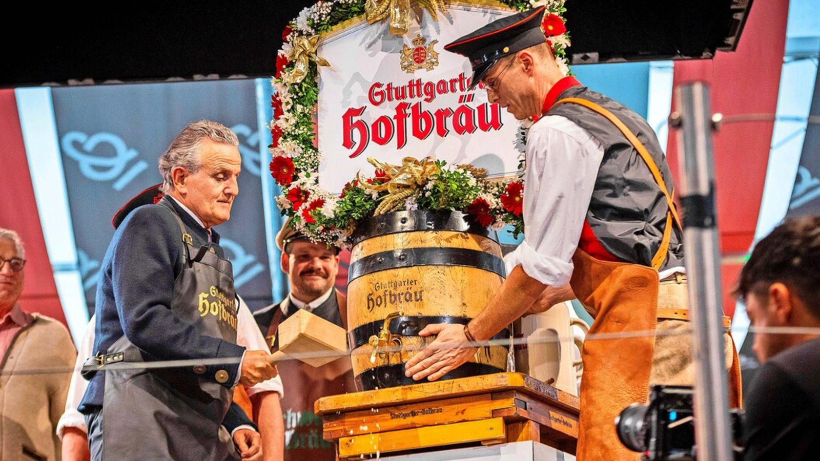 Die Gäste im Bierzelt warten sehnsüchtig auf den Fassanstich des Stuttgarter Oberbürgermeisters Frank Nopper. Nun fließt das Bier wieder. Die Gäste im Bierzelt warten sehnsüchtig auf den Fassanstich des Stuttgarter Oberbürgermeisters Frank Nopper. Nun fließt das Bier wieder.Foto: Die Gäste im Bierzelt warten sehnsüchtig auf den Fassanstich des Stuttgarter Oberbürgermeisters Frank Nopper. Nun fließt das Bier wieder. Die Gäste im Bierzelt warten sehnsüchtig auf den Fassanstich des Stuttgarter Oberbürgermeisters Frank Nopper. Nun fließt das Bier wieder.Foto: 