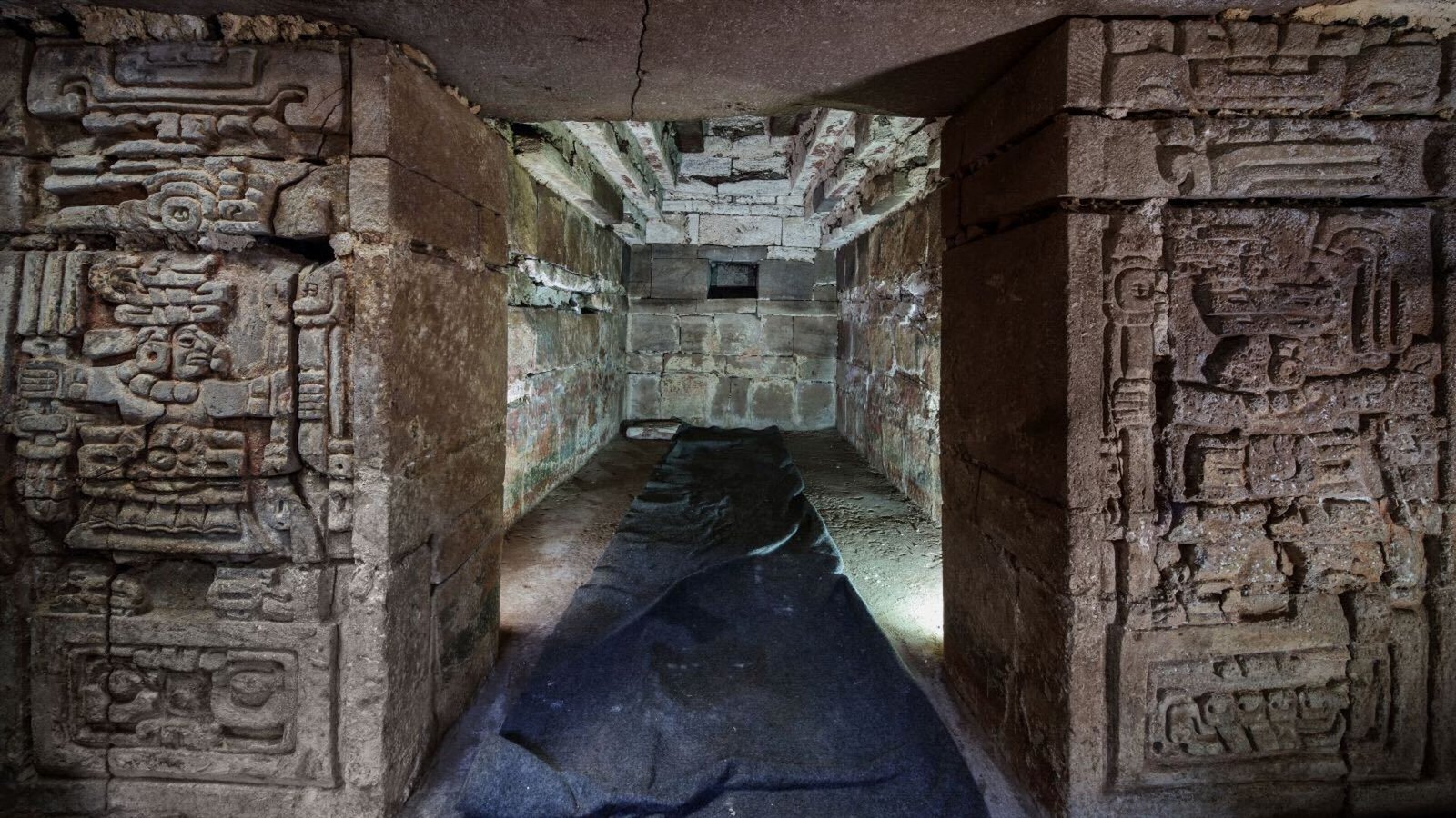 Blick auf ein 1400 Jahre altes Zapoteken-Grab in Mexiko. Das gut erhaltene Grab mit Wandmalereien, Friese und Kalenderinschriften wurde in San Pablo Huitzo im südlichen Bundesstaat Oaxaca gefunden.Foto: Luis Gerardo Peña Torres/Instituto Nacional de Antropologia e Historia (INAH)/dpa