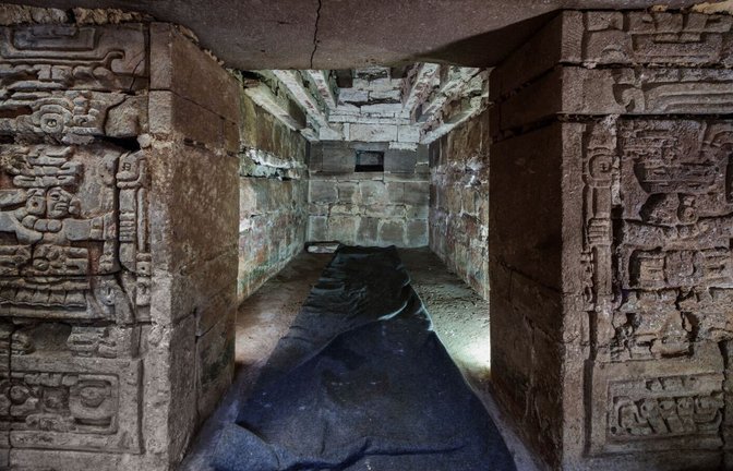 Blick auf ein 1400 Jahre altes Zapoteken-Grab in Mexiko. Das gut erhaltene Grab mit Wandmalereien, Friese und Kalenderinschriften wurde in San Pablo Huitzo im südlichen Bundesstaat Oaxaca gefunden.<span class='image-autor'>Foto: Luis Gerardo Peña Torres/Instituto Nacional de Antropologia e Historia (INAH)/dpa</span>