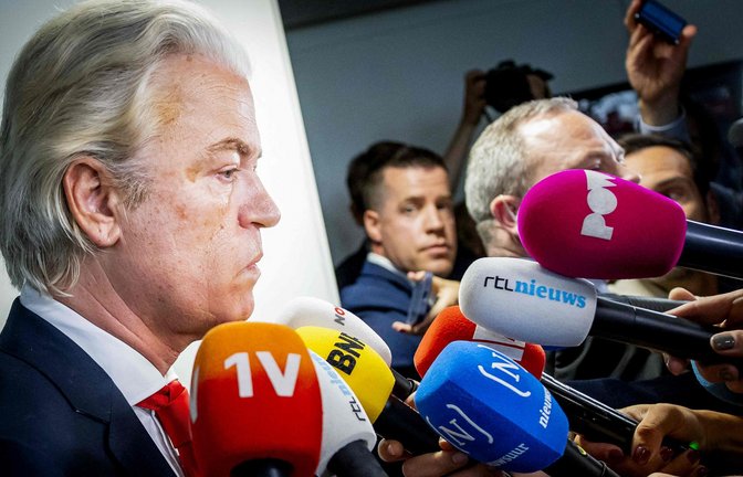 Geert Wilders lässt die Koalition in den Niederlanden platzen. Die Partner wollen dem rechtlich fragwürdigen Asylkurs des Rechtspopulisten nicht folgen.<span class='image-autor'>Foto: ROBIN VAN LONKHUIJSEN/AFP</span>