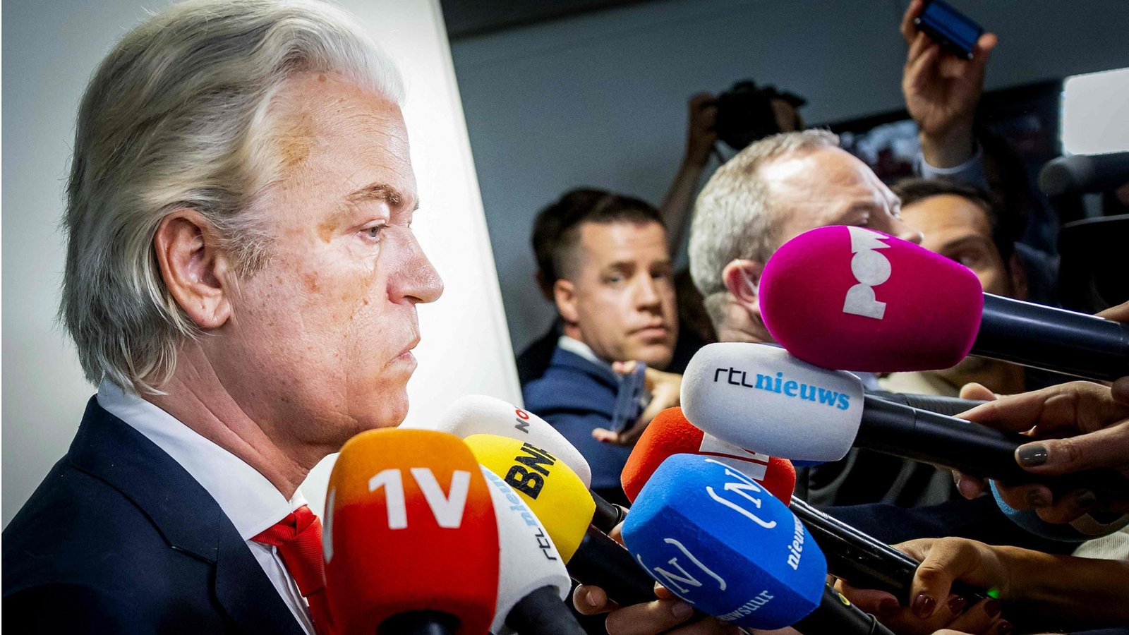 Geert Wilders lässt die Koalition in den Niederlanden platzen. Die Partner wollen dem rechtlich fragwürdigen Asylkurs des Rechtspopulisten nicht folgen.Foto: ROBIN VAN LONKHUIJSEN/AFP Geert Wilders lässt die Koalition in den Niederlanden platzen. Die Partner wollen dem rechtlich fragwürdigen Asylkurs des Rechtspopulisten nicht folgen.Foto: ROBIN VAN LONKHUIJSEN/AFP