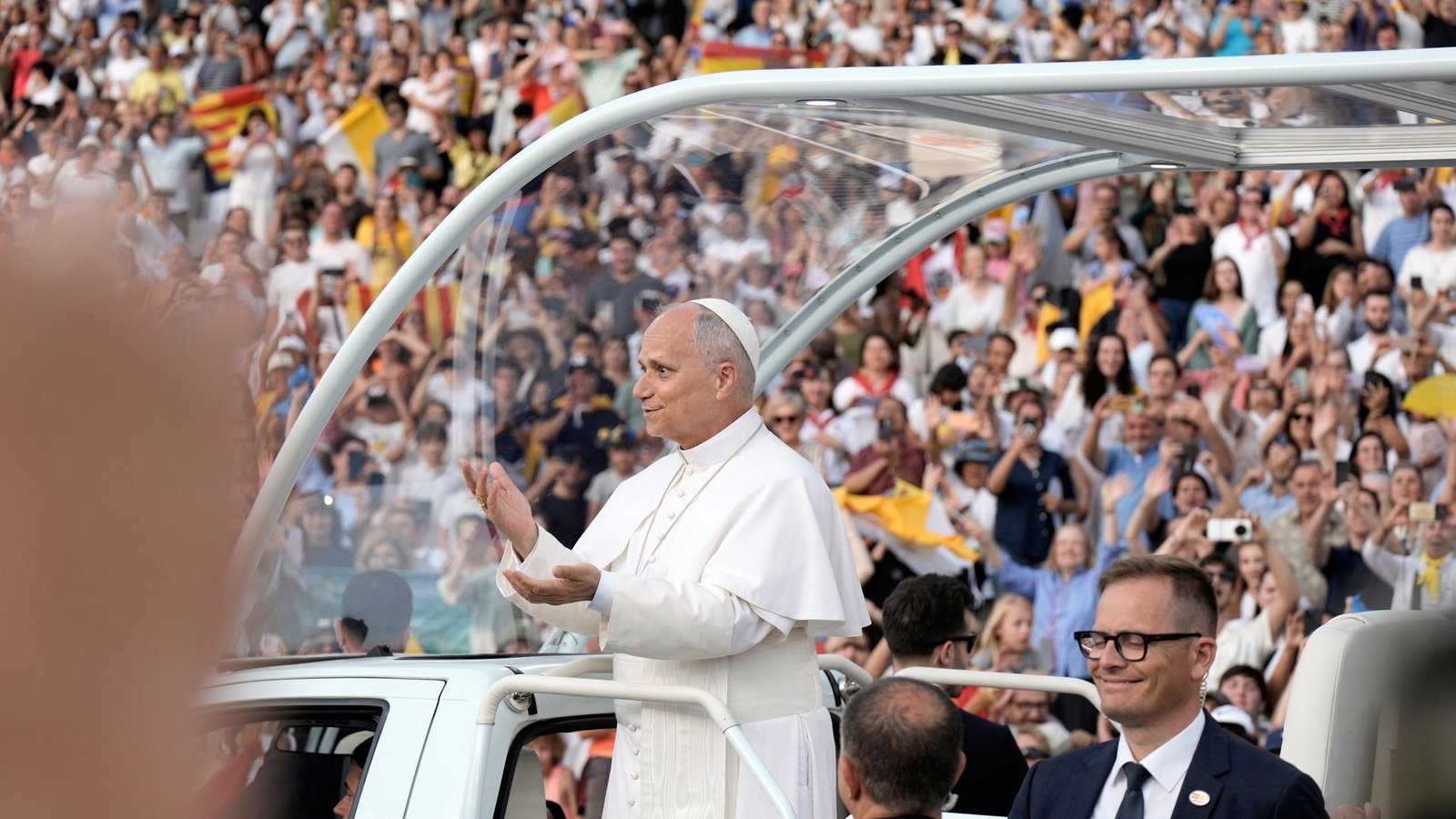 Rund 40.000 überwiegend junge Menschen begrüßten Papst Leo XIV. im Olympiastadion von Barcelona mit Riesenapplaus.Foto: Bernat Armangue/AP/dpa
