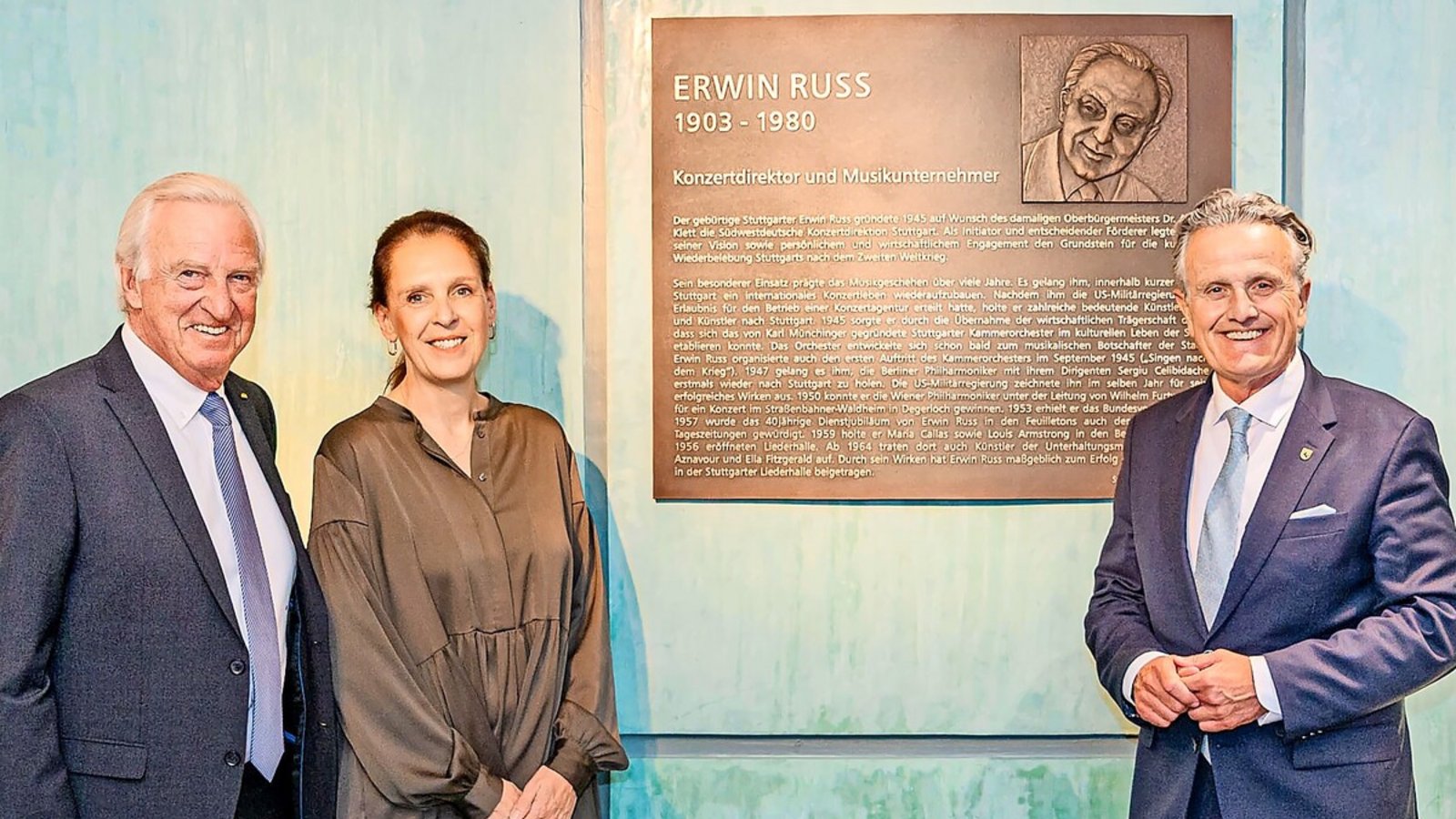 Freuen sich über die bleibende Erinnerung an Erwin Russ: Stuttgarts OB Frank Nopper (rechts) sowie Michael Russ und Michaela Russ.Foto: Landeshauptstadt Stuttgart/Weichelt Freuen sich über die bleibende Erinnerung an Erwin Russ: Stuttgarts OB Frank Nopper (rechts) sowie Michael Russ und Michaela Russ.Foto: Landeshauptstadt Stuttgart/Weichelt
