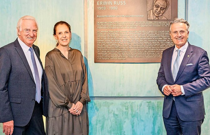 Freuen sich über die bleibende Erinnerung an Erwin Russ: Stuttgarts OB Frank Nopper (rechts) sowie Michael Russ und Michaela Russ.<span class='image-autor'>Foto: Landeshauptstadt Stuttgart/Weichelt</span>