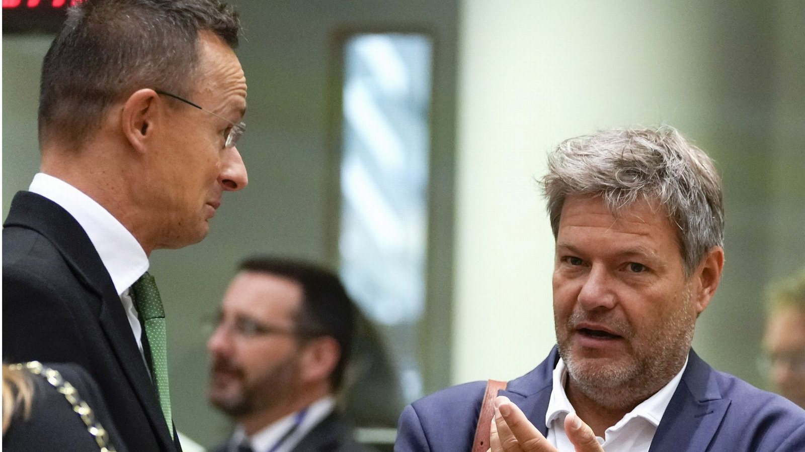 Deutschlands Wirtschaftsminister Habeck diskutiert in Brüssel mit dem ungarischen Außenminister Peter Szijjarto über den Weg Europas aus der Gaskrise.Foto: dpa/Virginia Mayo