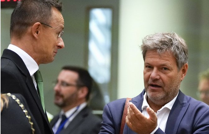 Deutschlands Wirtschaftsminister Habeck diskutiert in Brüssel mit dem ungarischen Außenminister Peter Szijjarto über den Weg Europas aus der Gaskrise.<span class='image-autor'>Foto: dpa/Virginia Mayo</span>