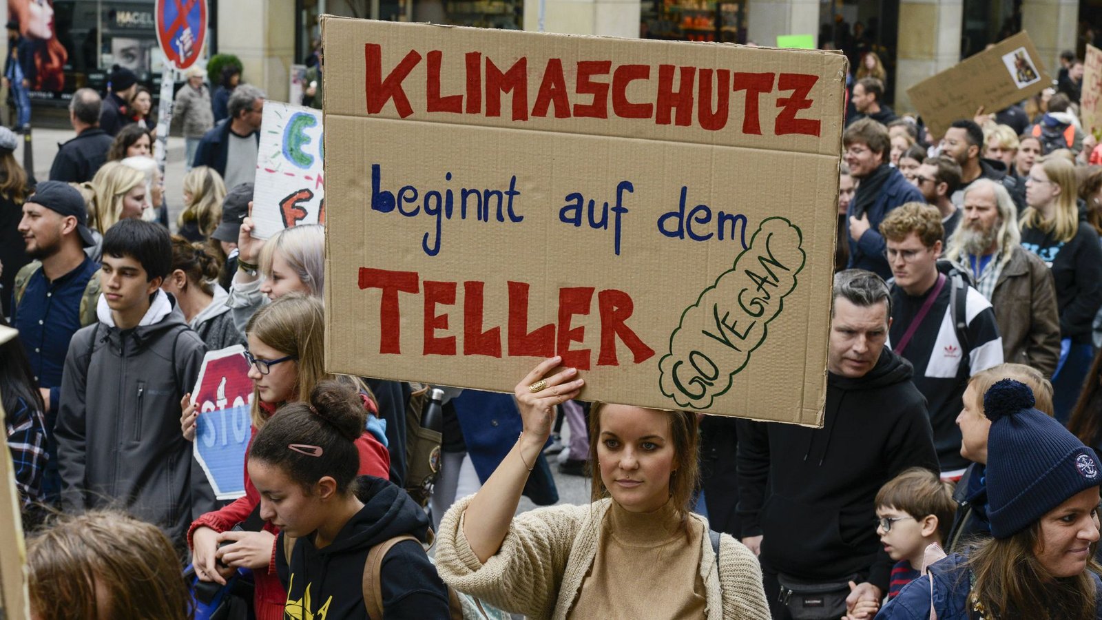 Gemüse, Obst oder Hülsenfrüchte gehören laut einem Experten aus München zu einer  gesunden und nachhaltigen Ernährung und sollten entsprechend gefördert werden.Foto: Imago Images/Joerg Boethling