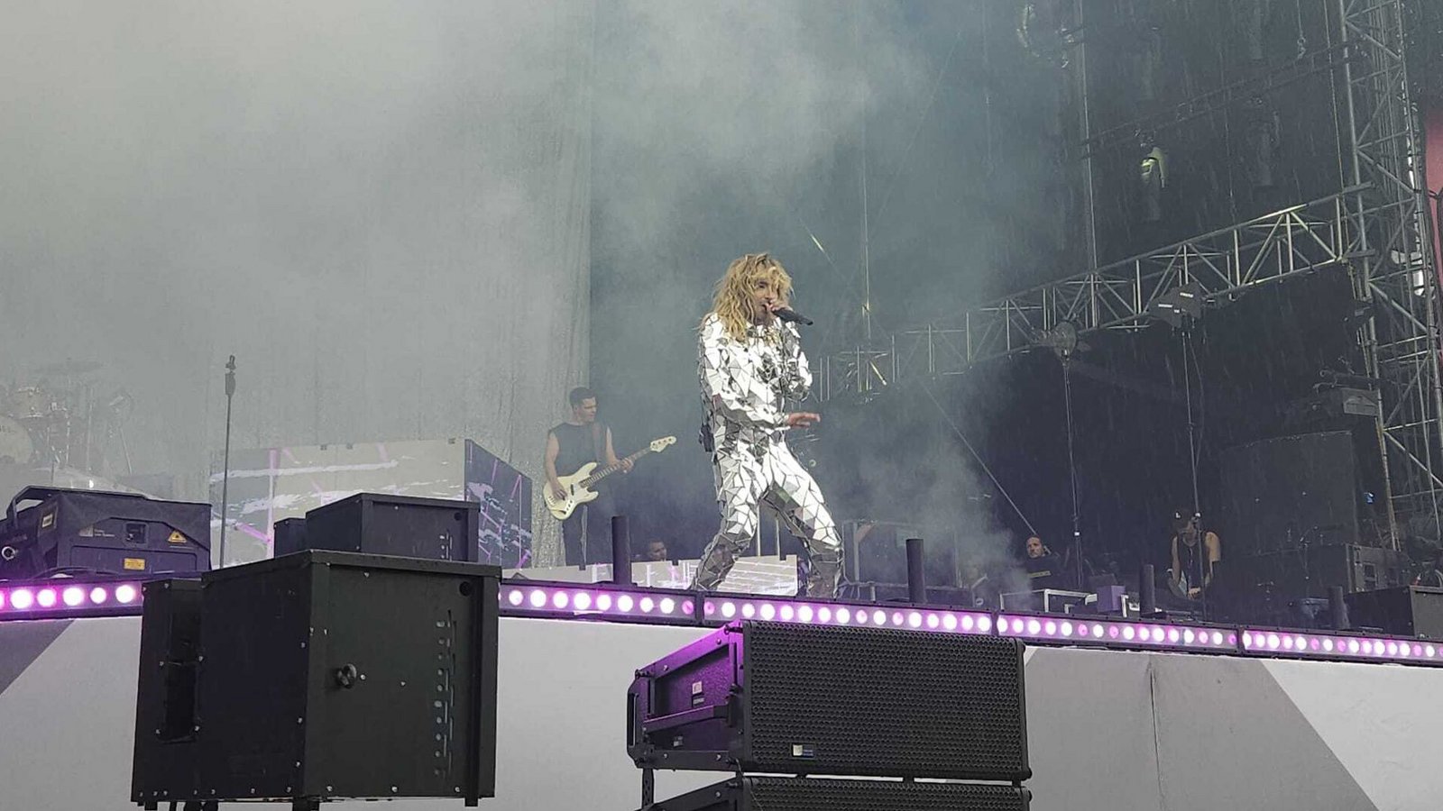 Bill Kaulitz eröffnet das Tokio Hotel-Konzert in einem Einteiler aus Spiegeln.Foto: Julika Wolf Bill Kaulitz eröffnet das Tokio Hotel-Konzert in einem Einteiler aus Spiegeln.Foto: Julika Wolf