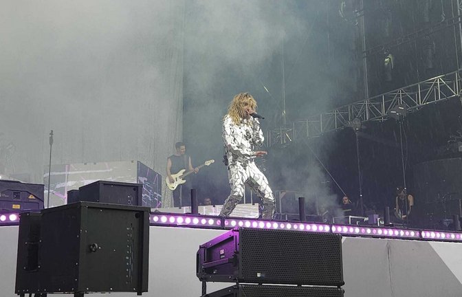 Bill Kaulitz eröffnet das Tokio Hotel-Konzert in einem Einteiler aus Spiegeln.<span class='image-autor'>Foto: Julika Wolf</span>