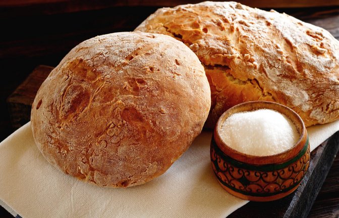 Erfahren Sie, warum man Brot und Salz zum Einzug schenkt und wie Sie es kreativ verpacken.<span class='image-autor'>Foto: Marina_vert / Shutterstock.com</span>