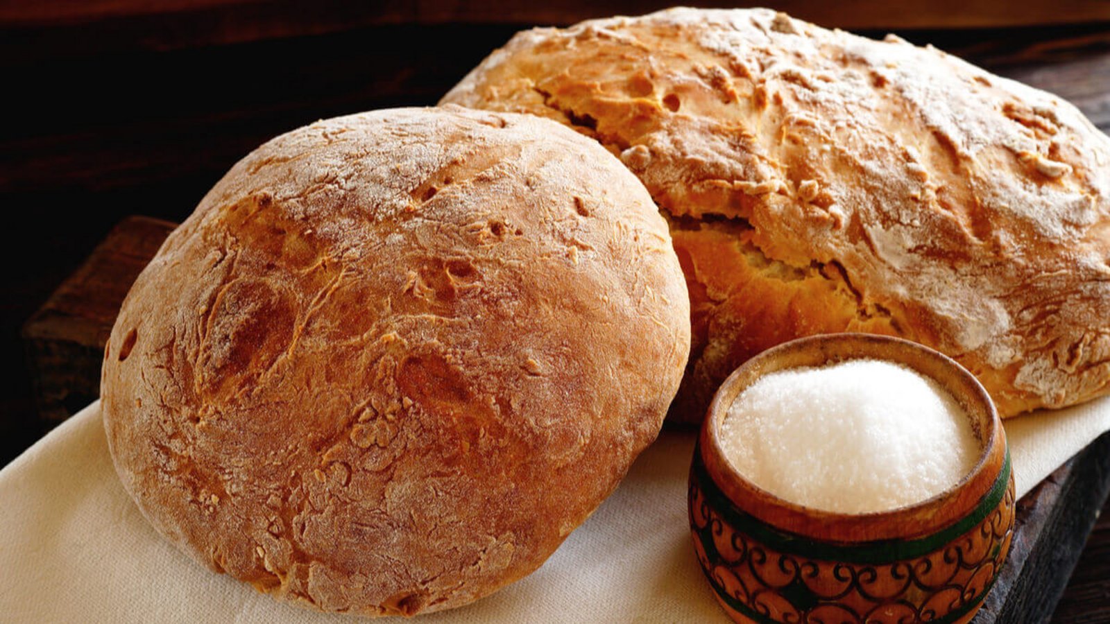 Erfahren Sie, warum man Brot und Salz zum Einzug schenkt und wie Sie es kreativ verpacken.Foto: Marina_vert / Shutterstock.com