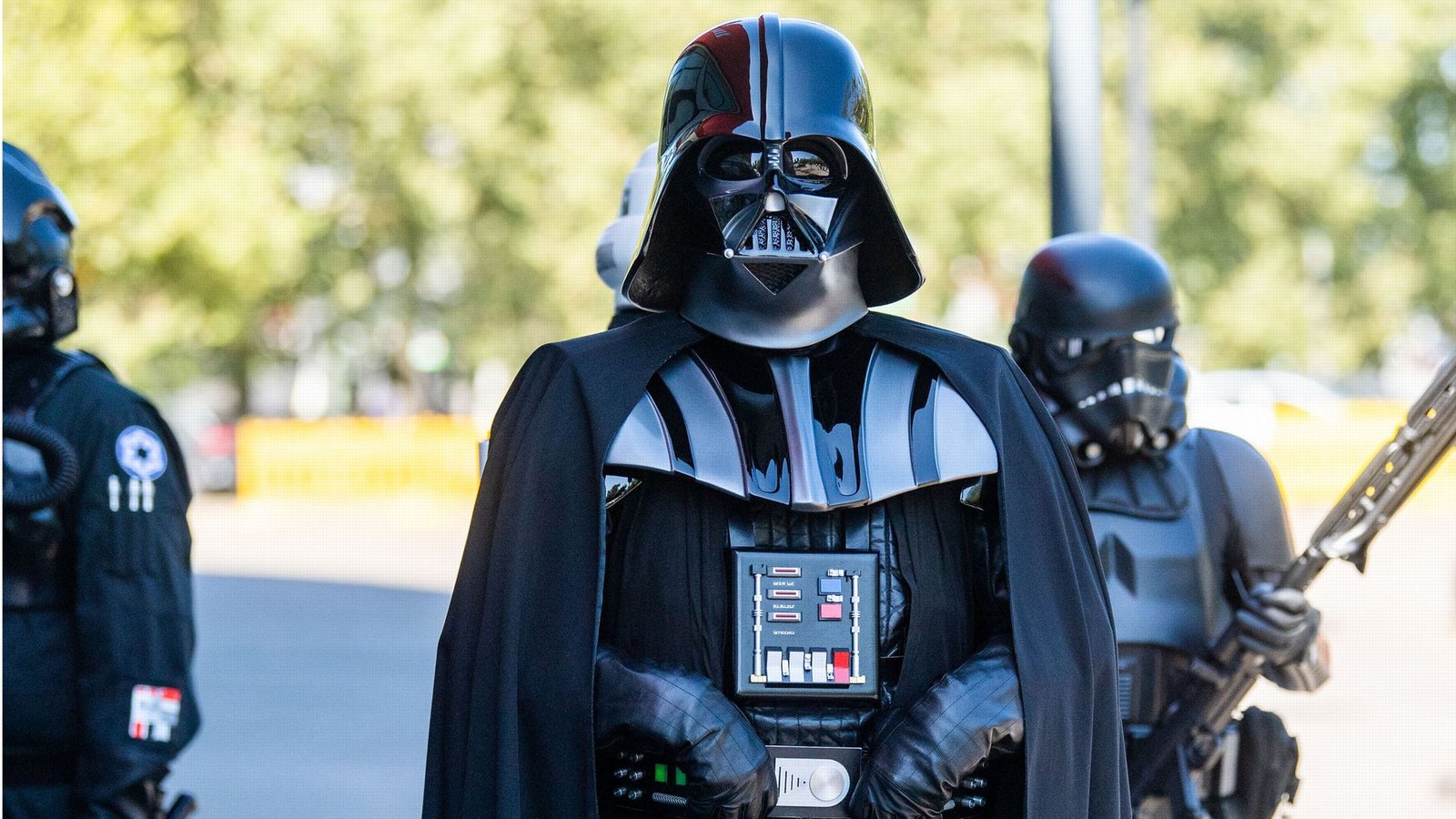 Nicht erschrecken – wer sich am 4. Mai in so einem Kostüm präsentiert, bringt lediglich seine Liebe zu der Fantasy-Reihe Star Wars zum Ausdruck. (Symbolbild)Foto: dpa/Lino Mirgeler Nicht erschrecken – wer sich am 4. Mai in so einem Kostüm präsentiert, bringt lediglich seine Liebe zu der Fantasy-Reihe Star Wars zum Ausdruck. (Symbolbild)Foto: dpa/Lino Mirgeler