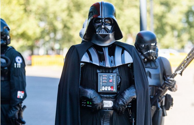 Nicht erschrecken – wer sich am 4. Mai  in so einem Kostüm präsentiert, bringt lediglich seine Liebe zu der Fantasy-Reihe Star Wars zum Ausdruck.  (Symbolbild)<span class='image-autor'>Foto: dpa/Lino Mirgeler</span>
