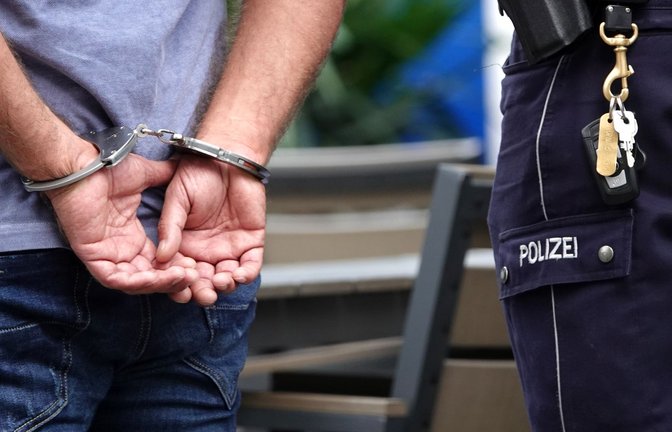 Die Polizei hat in Hessen einen Rechtsextremisten festgenommen (Symbolbild).<span class='image-autor'>Foto: dpa/Johannes Neudecker</span>