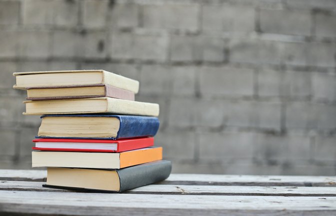 Taschen- oder gebundenes Buch? - Das sind die Unterschiede.<span class='image-autor'>Foto: Jure Divich / shutterstock.com</span>
