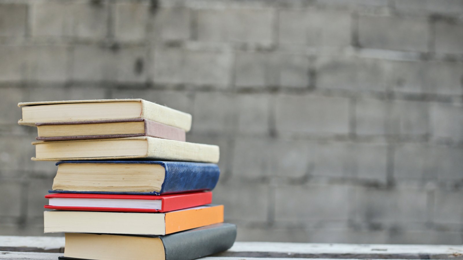 Taschen- oder gebundenes Buch? - Das sind die Unterschiede.Foto: Jure Divich / shutterstock.com Taschen- oder gebundenes Buch? - Das sind die Unterschiede.Foto: Jure Divich / shutterstock.com