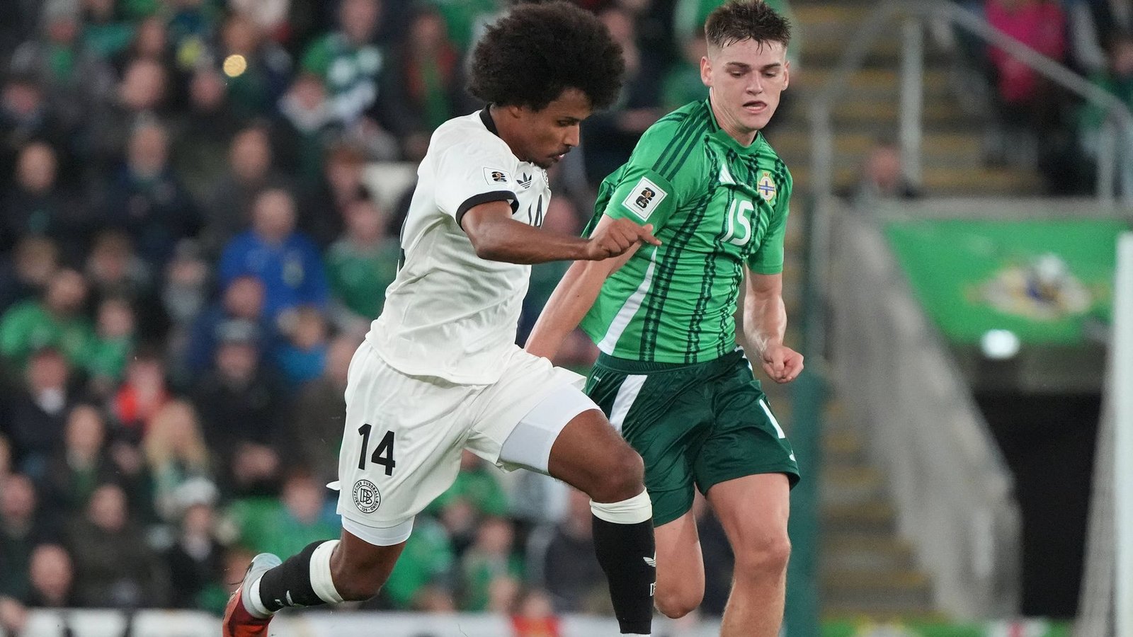 Karim Adeyemi (Note 4): Ähnlich wie Serge Gnabry ist auch der Dortmunder Außenstürmer gerade sehr formstark unterwegs, was er jetzt gegen Nordirland aber eher nicht unter Beweis stellte. Kam zunächst kaum einmal in seine gefürchteten Tempodribblings und hatte vorne kaum nennenswerte Aktionen - bis er kurz nach der Pause seine Schnelligkeit ausspielen konnte, allein auf das Tor zulief und den Ball vorbeischlenzte. Nach 64 Minuten ausgewechselt.Foto: IMAGO/Schüler