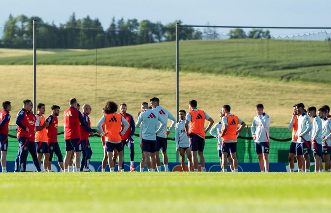 Auf der Baar zwischen Feldern und Wäldern trainiert die spanische Mannschaft auf einem der besten Dorfplätze Deutschlands.<span class='image-autor'>Foto: Silas Stein/
dpa</span>