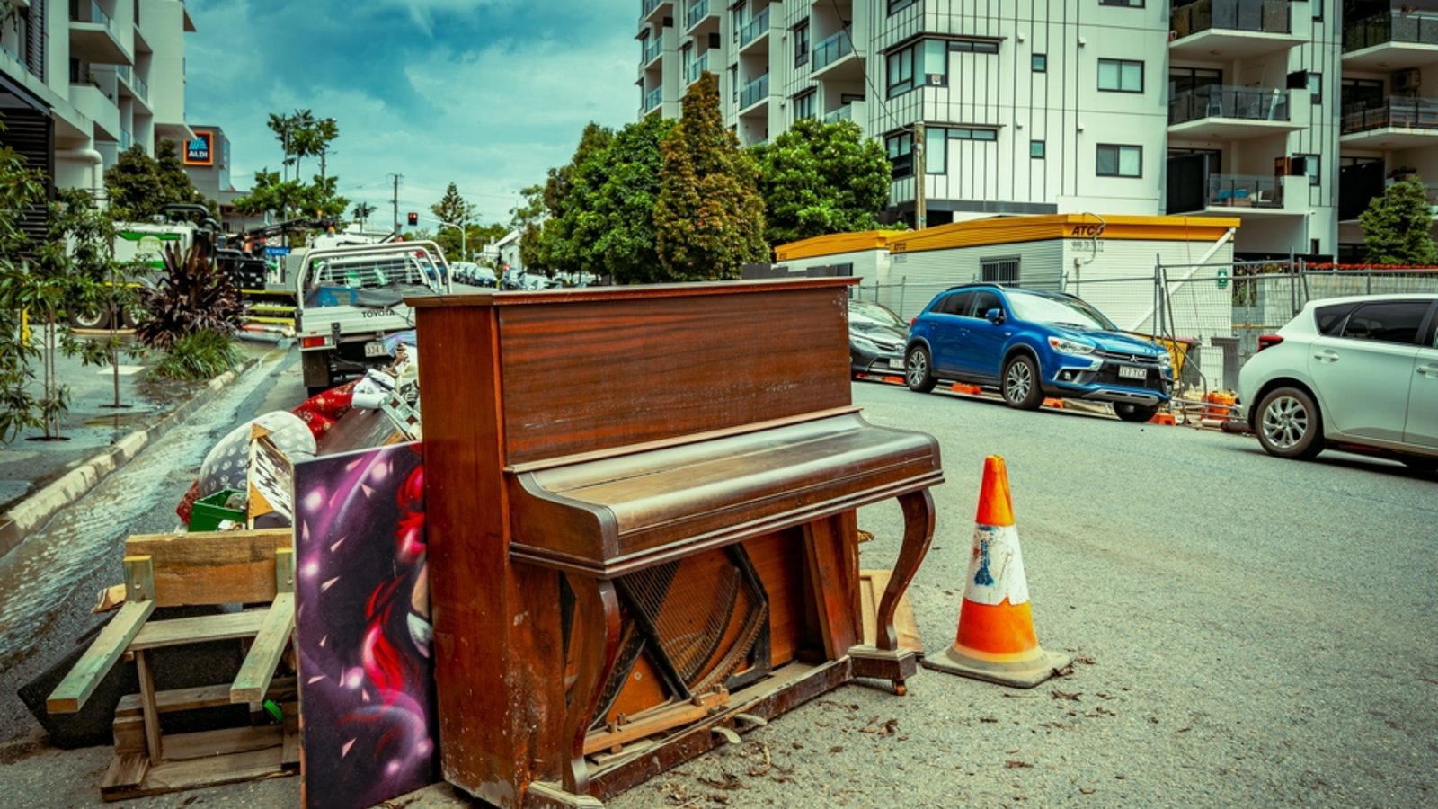 So sollte man das alte Klavier nicht entsorgen.Foto: Alex Cimbal / shutterstock.com