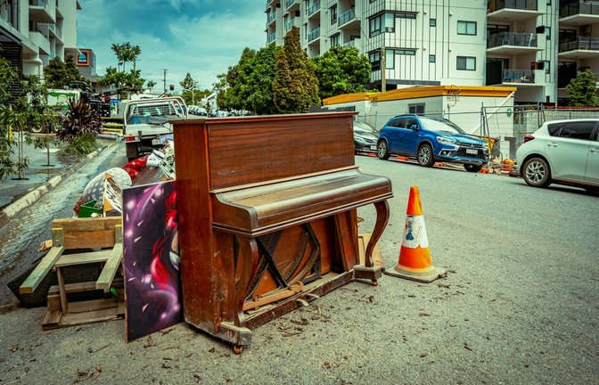 So sollte man das alte Klavier nicht entsorgen.<span class='image-autor'>Foto: Alex Cimbal / shutterstock.com</span>