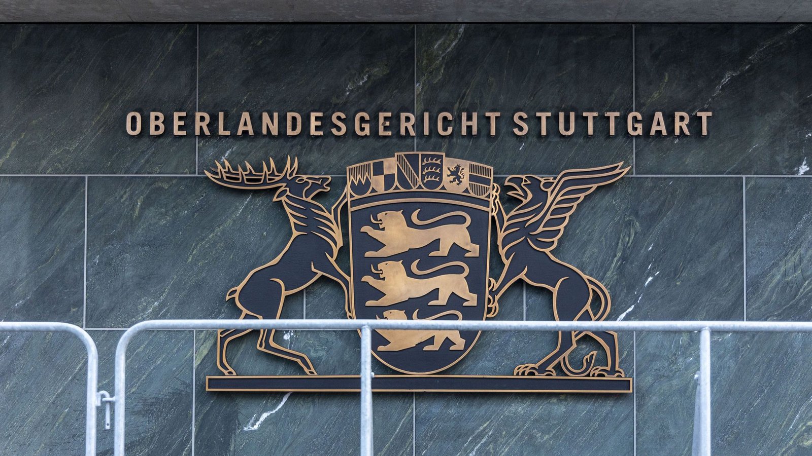 Das Wappen des Oberlandesgerichtes am Eingang des Gerichtsgebäudes in Stuttgart-Stammheim.Foto: Lichtgut/Leif Piechowski/Leif Piechowski Das Wappen des Oberlandesgerichtes am Eingang des Gerichtsgebäudes in Stuttgart-Stammheim.Foto: Lichtgut/Leif Piechowski/Leif Piechowski